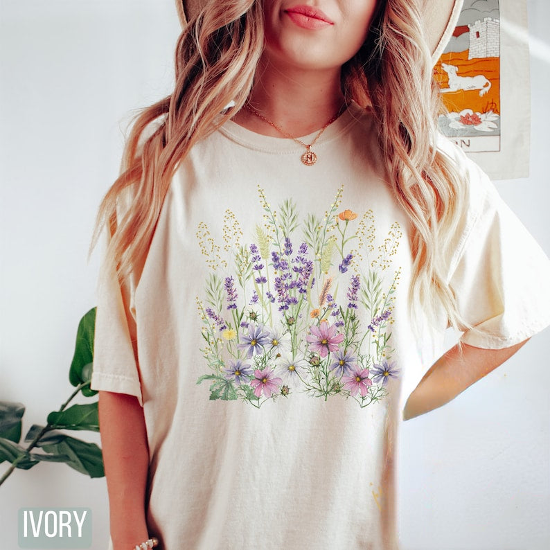 Boho Wildblumen-Shirt. Florales Naturliebhaber-Shirt