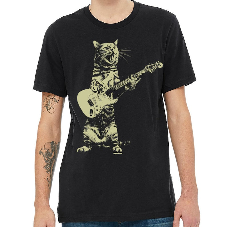 Herren-T-Shirt mit Katze, die Gitarre spielt